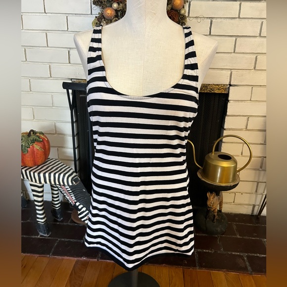 Express Sexy Stretch Black and White Top Sz M - Picture 1 of 3